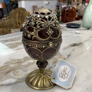 Beautiful Egg-Shaped Music Book — Elephant Inside